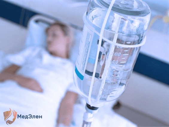 Пациент на инфузионной терапии в клинике